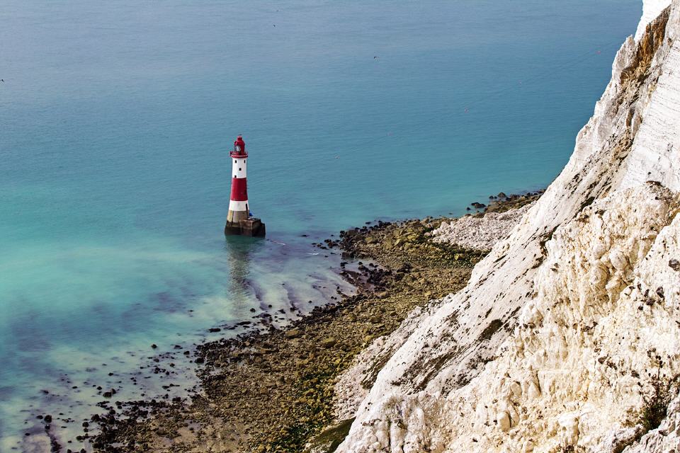 Beachy Head. Durch die Lage an der berühmten Steilküste bei Eastbourne einer der bekanntesten Leuchttürme der Erde.