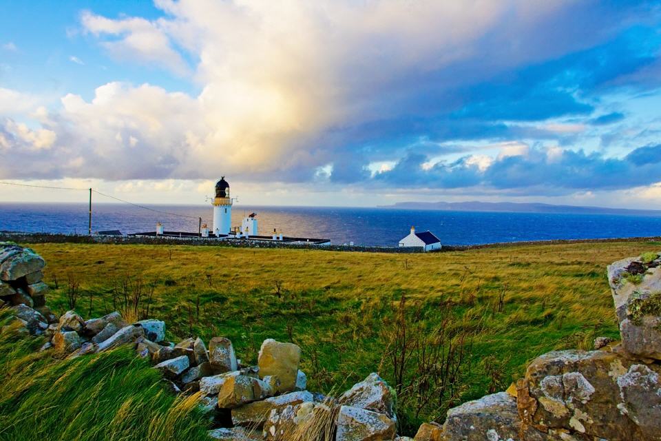 Dunnet Head am Pentland Firth mit Sicht auf die Orkneys.