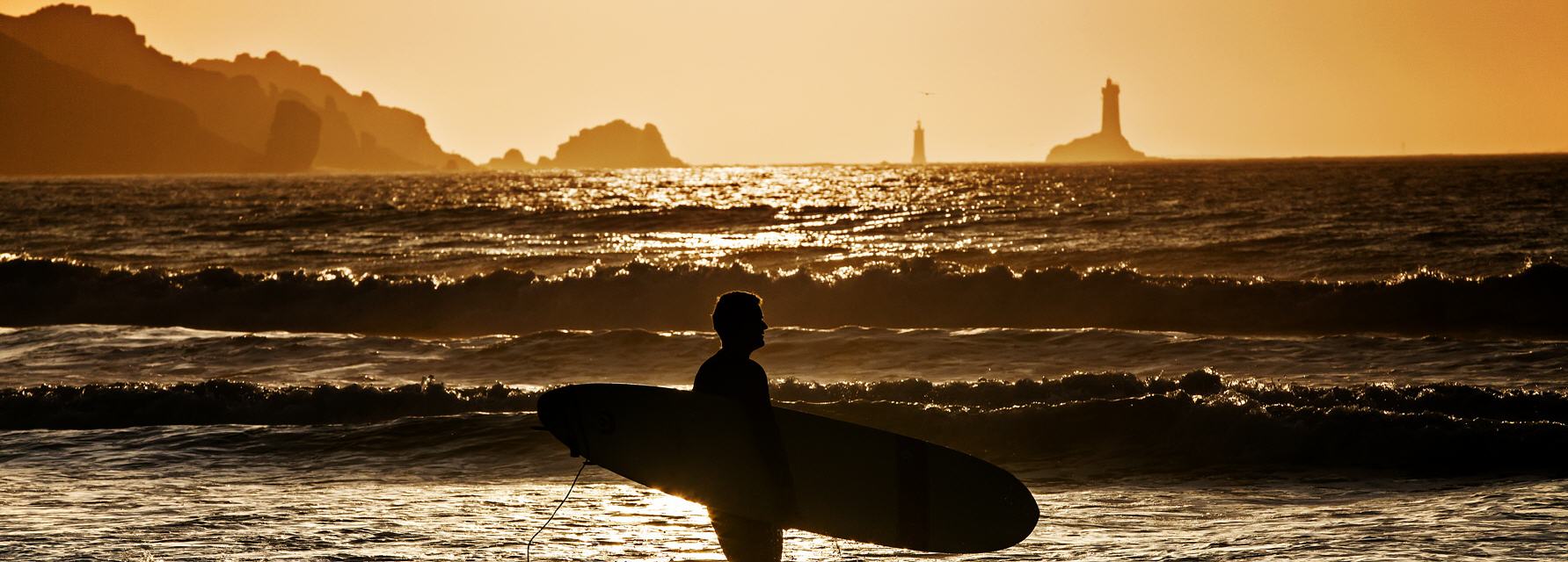 Baie des Trépassés, Bretagne. Blick gegen Westen, ins Abendrot. Aufgenommen an einem milden Abend im Oktober.