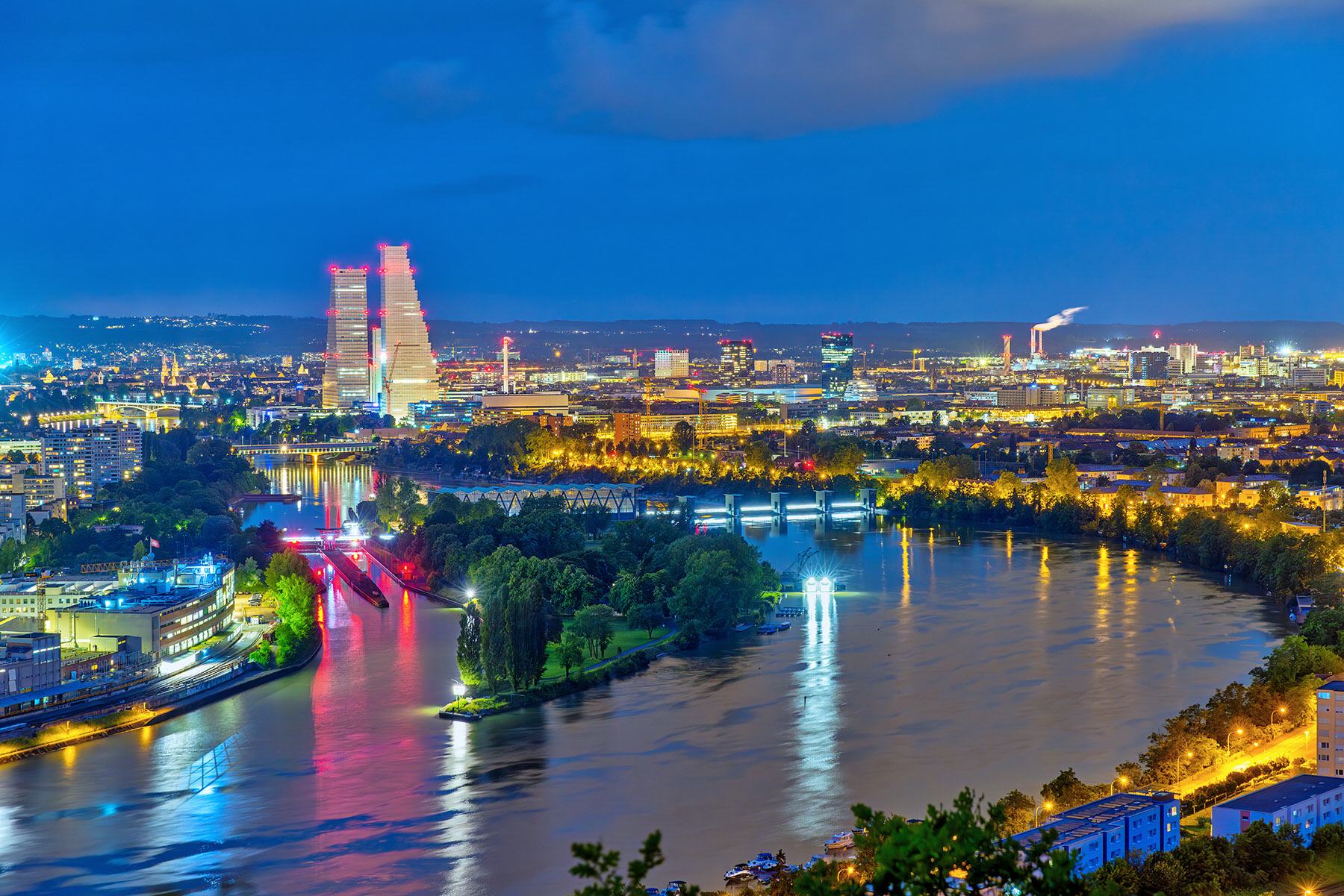 Schleuse und Kraftwerk Birsfelden, im Hintergrund Basel.
