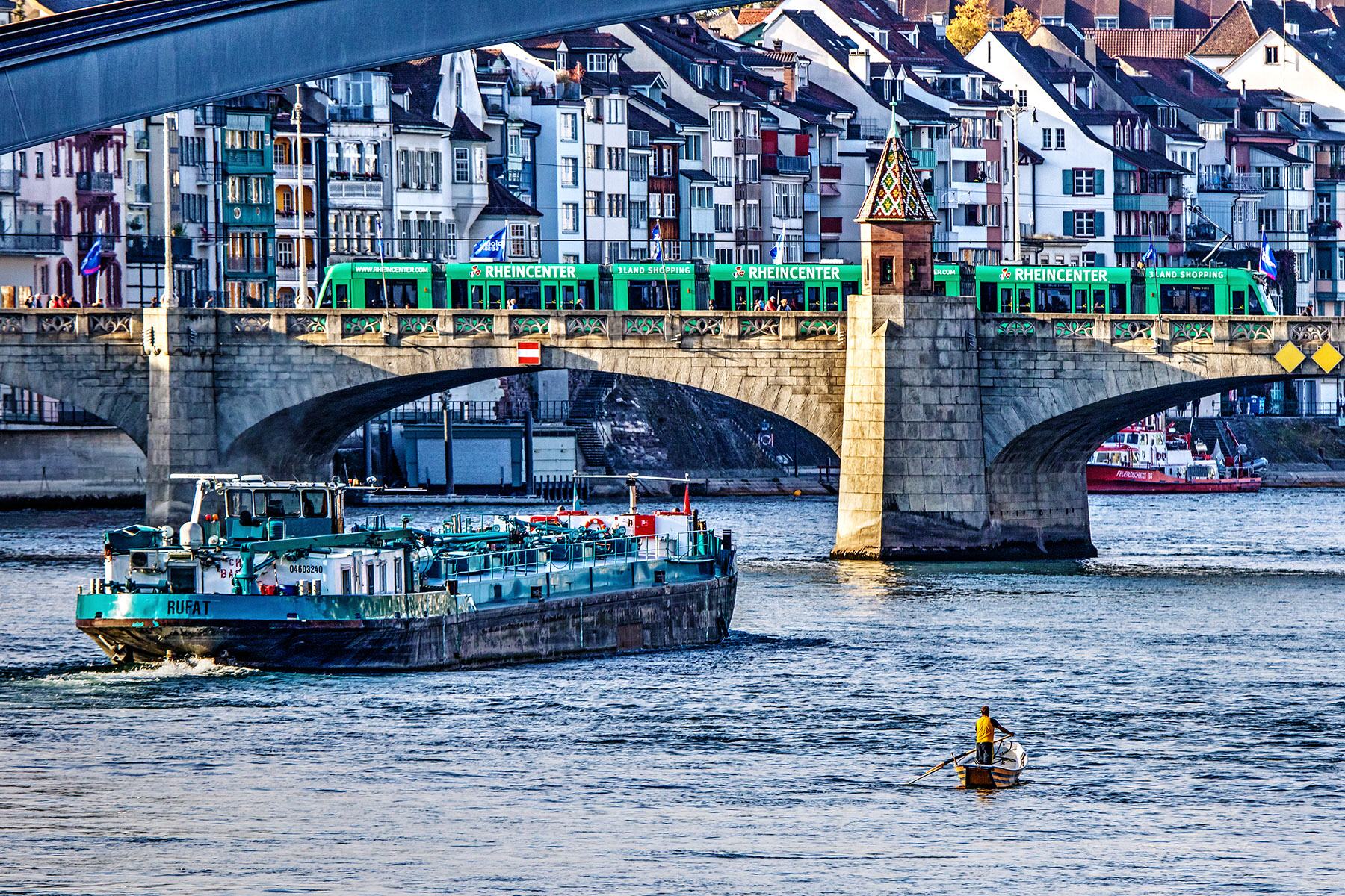Rush Hour an der Mittleren Br&uuml;cke in Basel.